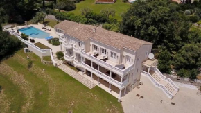Luxurious & Spacious Villa for 14 with Large Pool